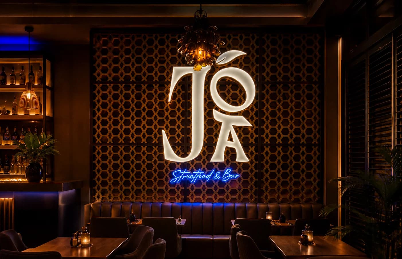 JOA Streetfood & Bar — verlichte gevel in de avond