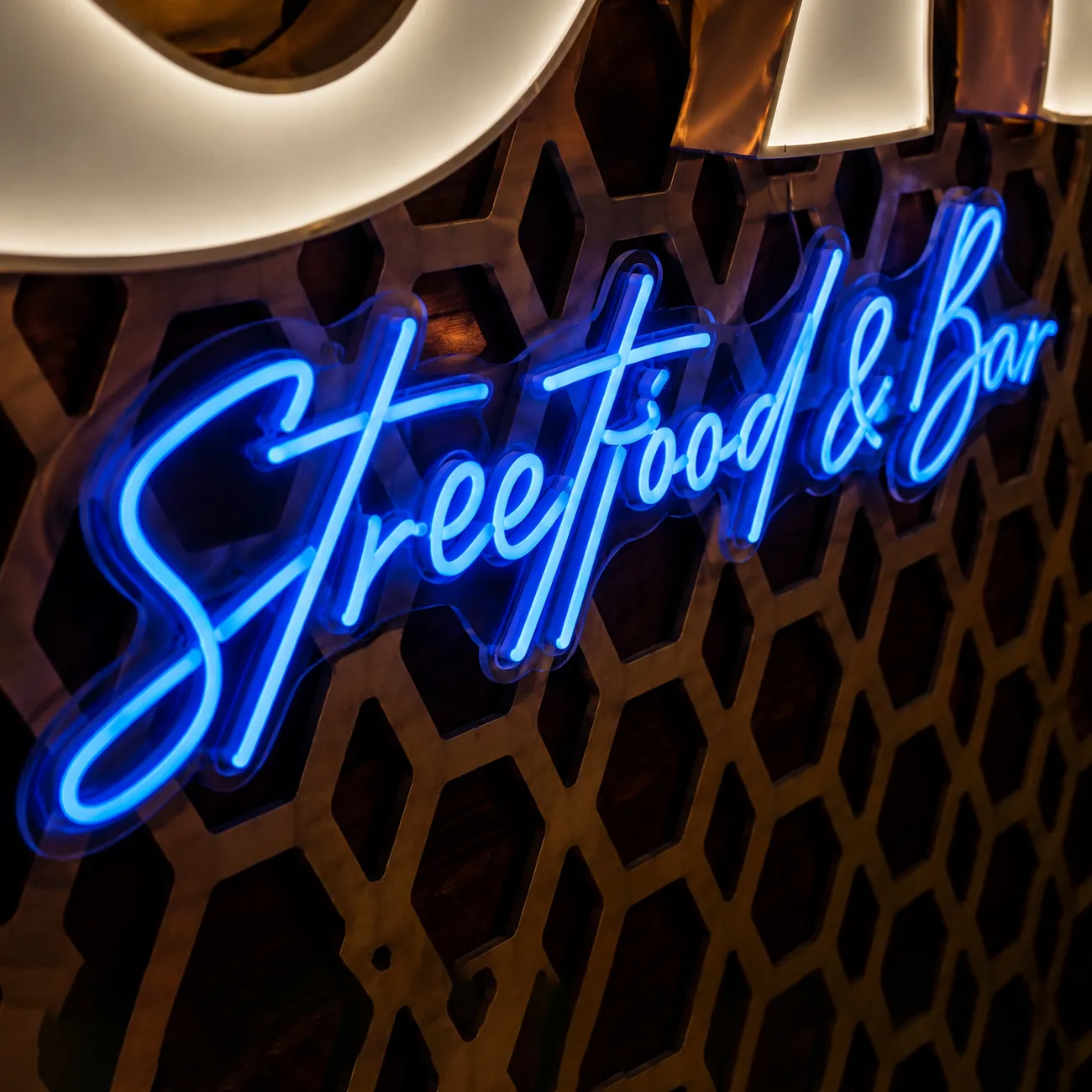 JOA Streetfood & Bar — RGB LED Neon Flex schrift onder het logo, detail