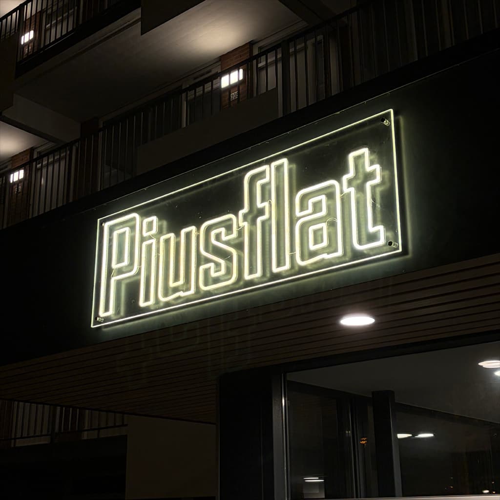 Verlichte gevelreclame Piusflat door Living Lumen