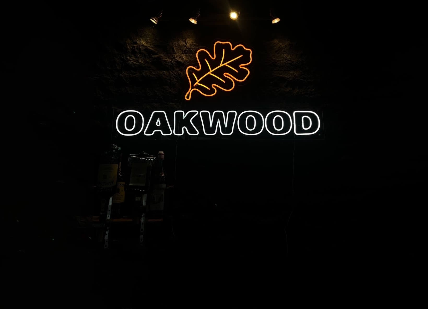 Maatwerk neon als statement in een premium barinterieur