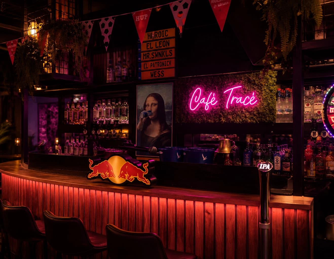 Roze neon 'Café Tracé' achter een sfeervolle bar