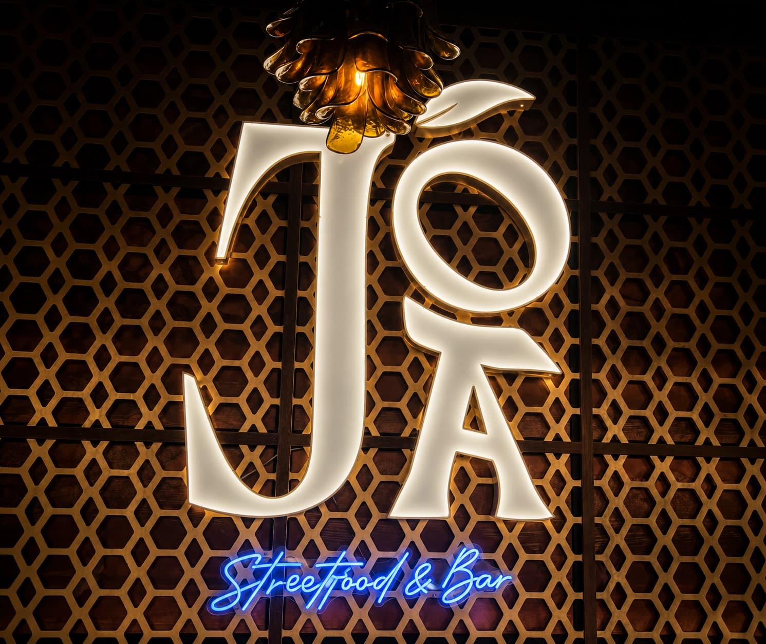 Klantcase JOA Streetfood & Bar — 3D LED letters door Living Lumen
