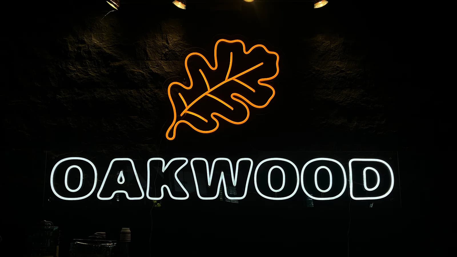 Wit en oranje LED-neon naambord van bar Oakwood
