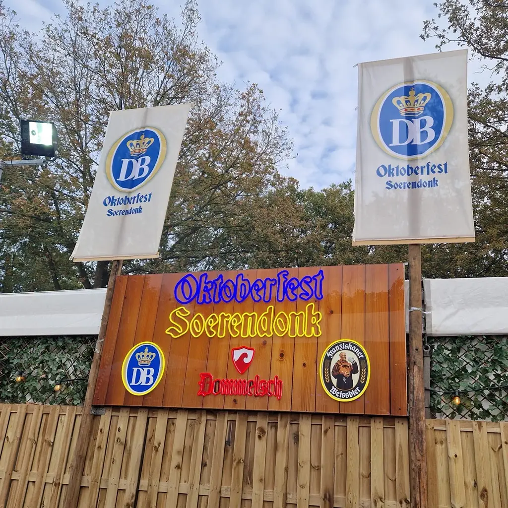 Neon festival signage op maat voor buitengebruik