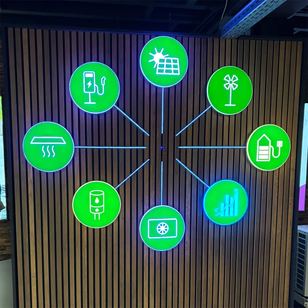 Groene LED verlichte iconen op houten wandpaneel in interieur