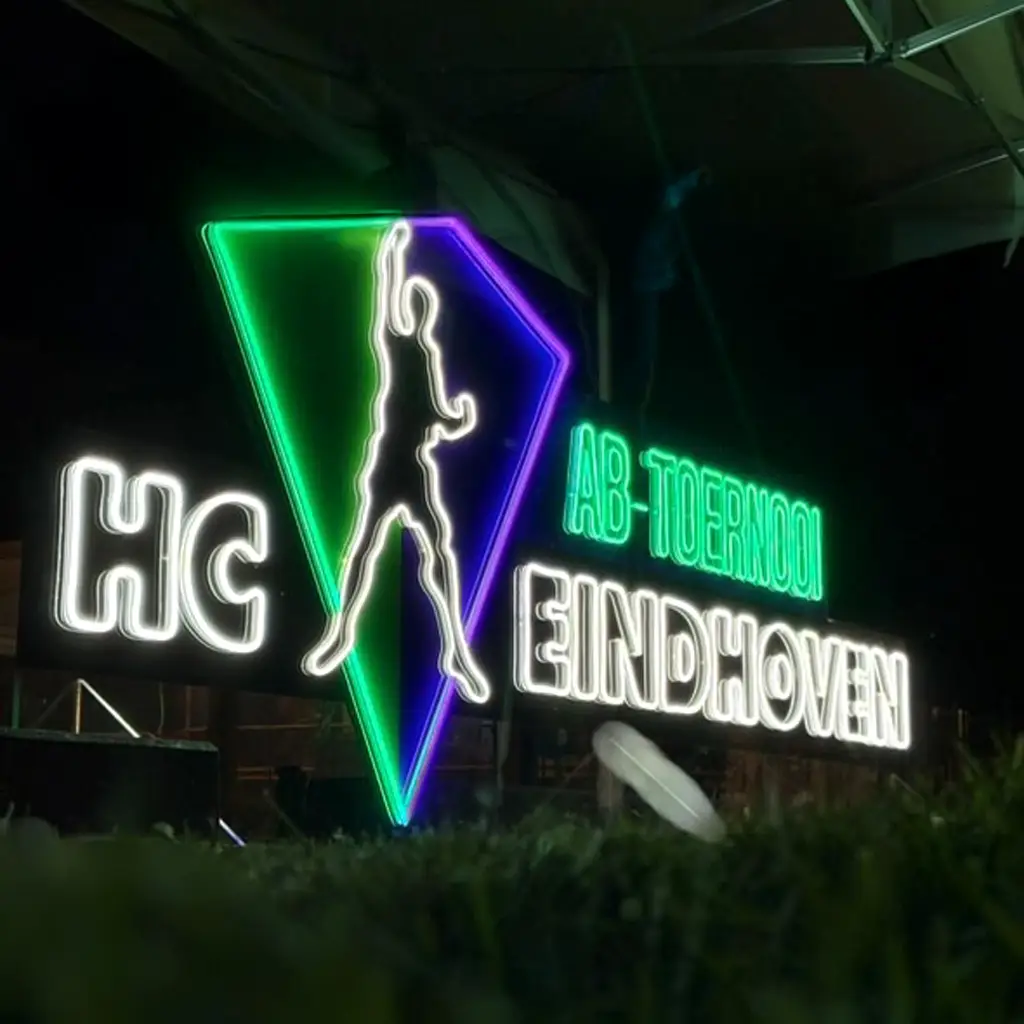 Groot neon logo met LED verlichting voor sportvereniging op buitengevel