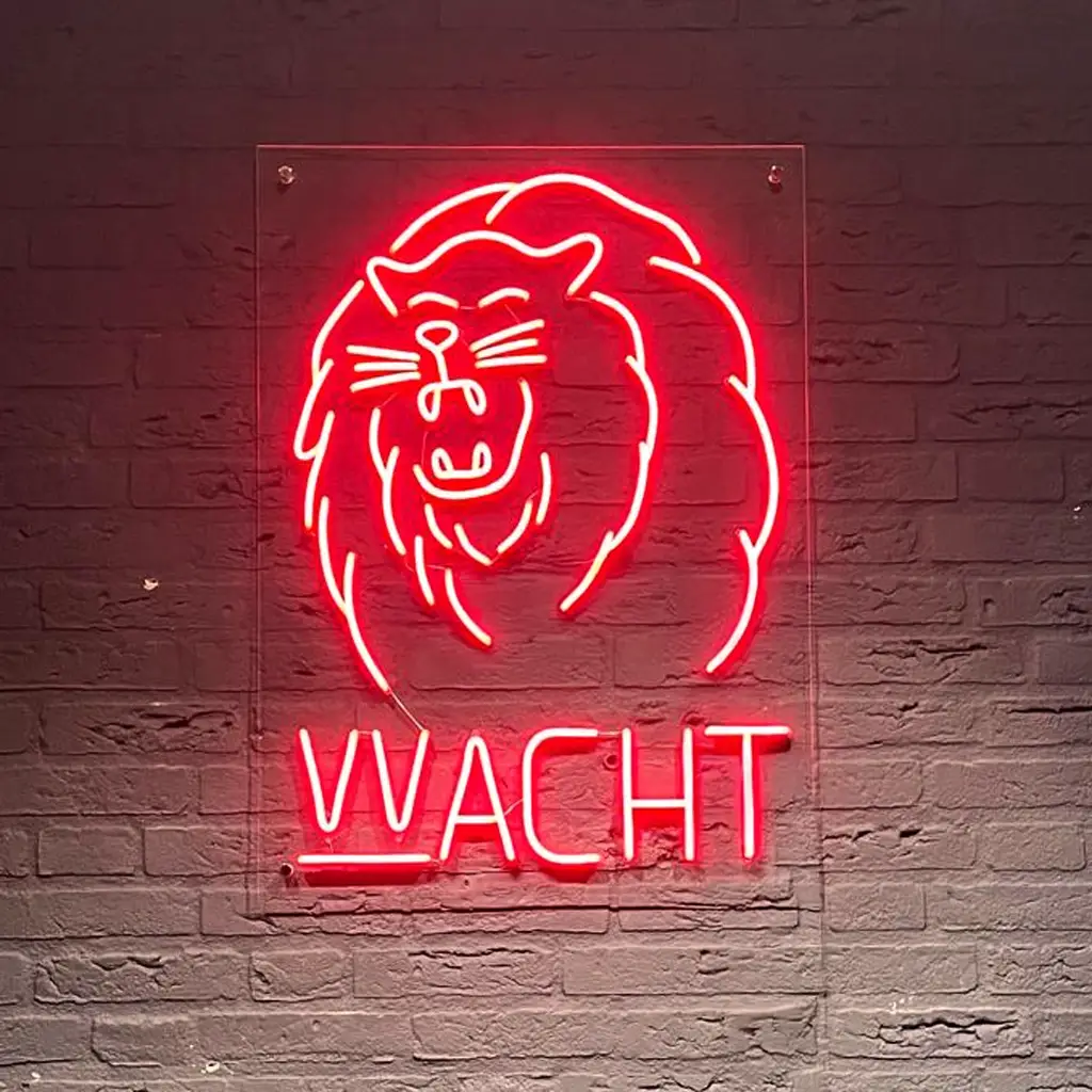 Neon logo op maat met leeuw en tekst vv ACHT gemonteerd op bakstenen muur