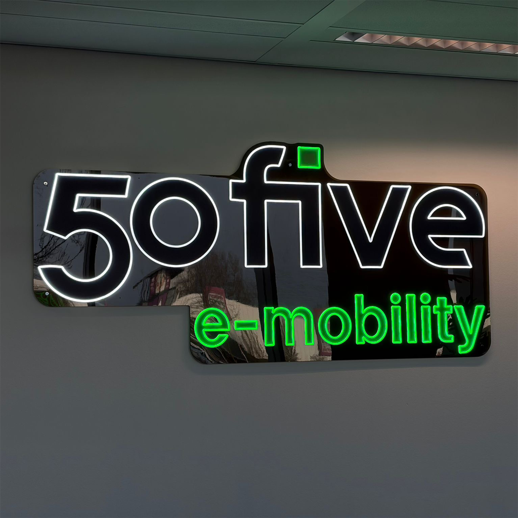 LED neon logo 50five e-mobility op kantoorwand met wit en groen verlichte letters