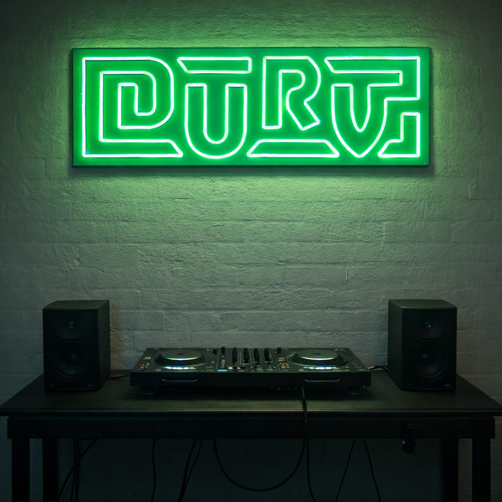 Groen LED neon logo boven podium in jeugdhonk