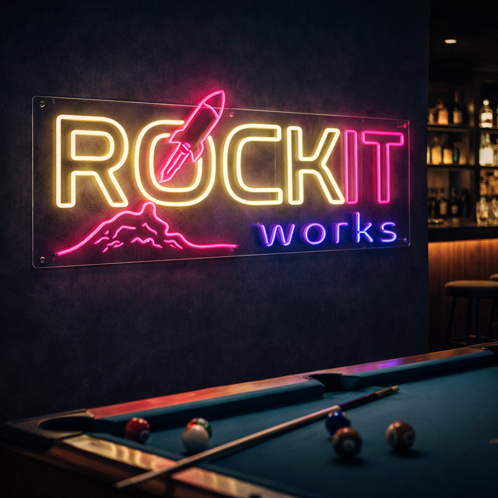 LED neon logo ROCKIT WORKS in moderne bar met pooltafel en sfeervolle verlichting