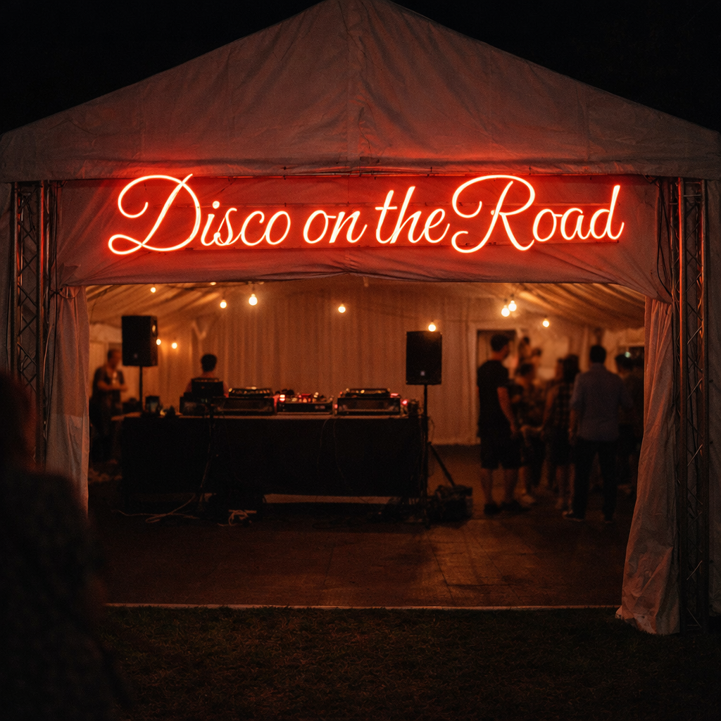 Rood LED neon sign Disco on the Road bij DJ party tent